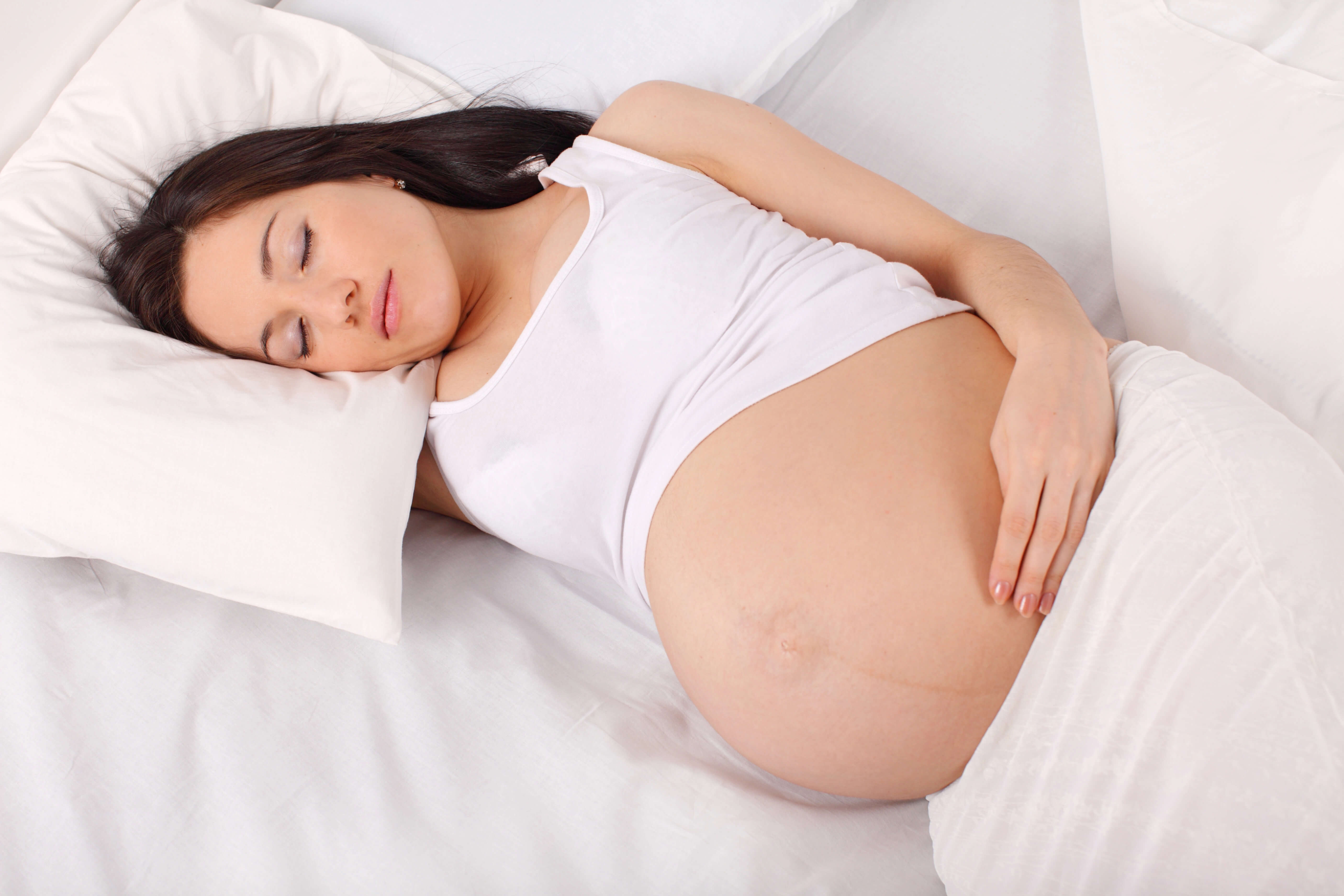 Беременность сплю на левом боку. Беременные женщины. Для беременных чтобы спать на животе.