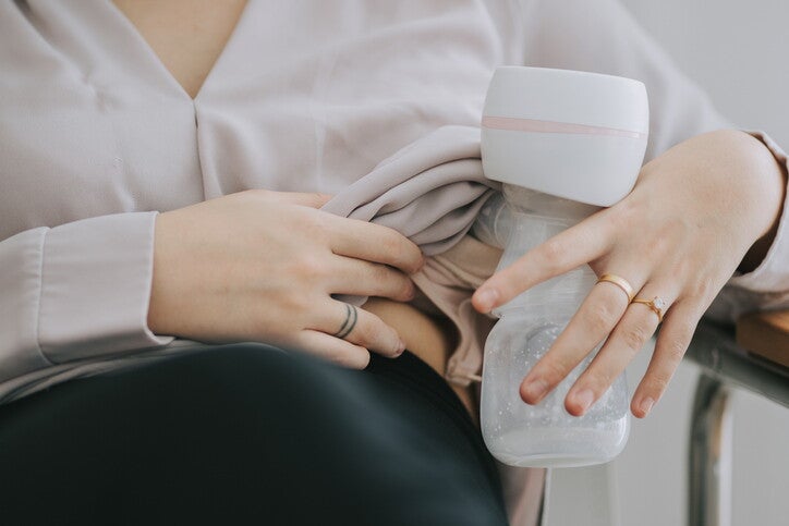 ผู้หญิงถือขวดนม