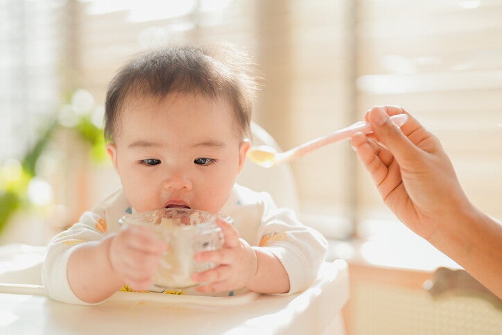ป้อนข้าวให้ทารก