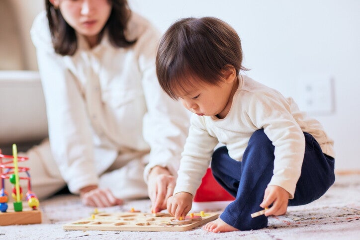 เด็กกำลังเล่นของเล่น