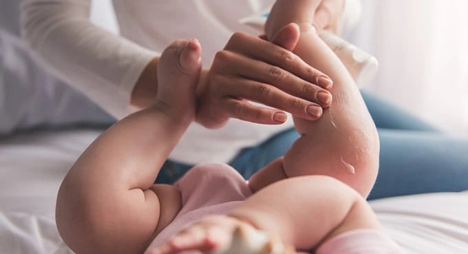 วิธีดูแลผดผื่นใบหน้าทารกและวิธีป้องกันผื่นขึ้นหน้าทารก