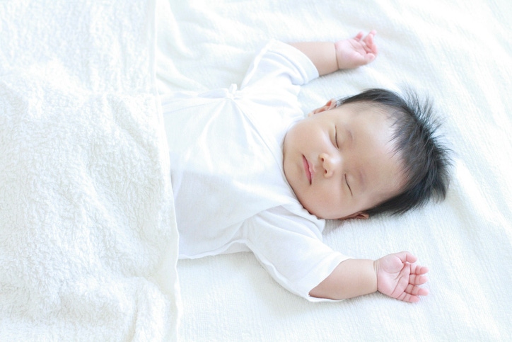 คุณแม่ควรให้ลูกนอนอย่างไรเพื่อป้องกันอาการทารกนอนสะดุ้ง