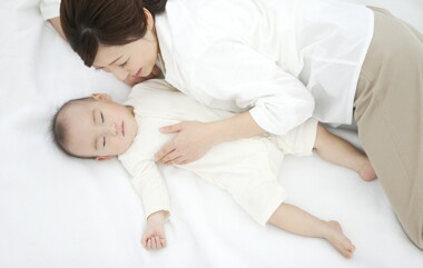 ทารกนอนสะดุ้ง เกิดจากอะไร พร้อมวิธีแก้ลูกนอนสะดุ้งและวิธีรับมือ