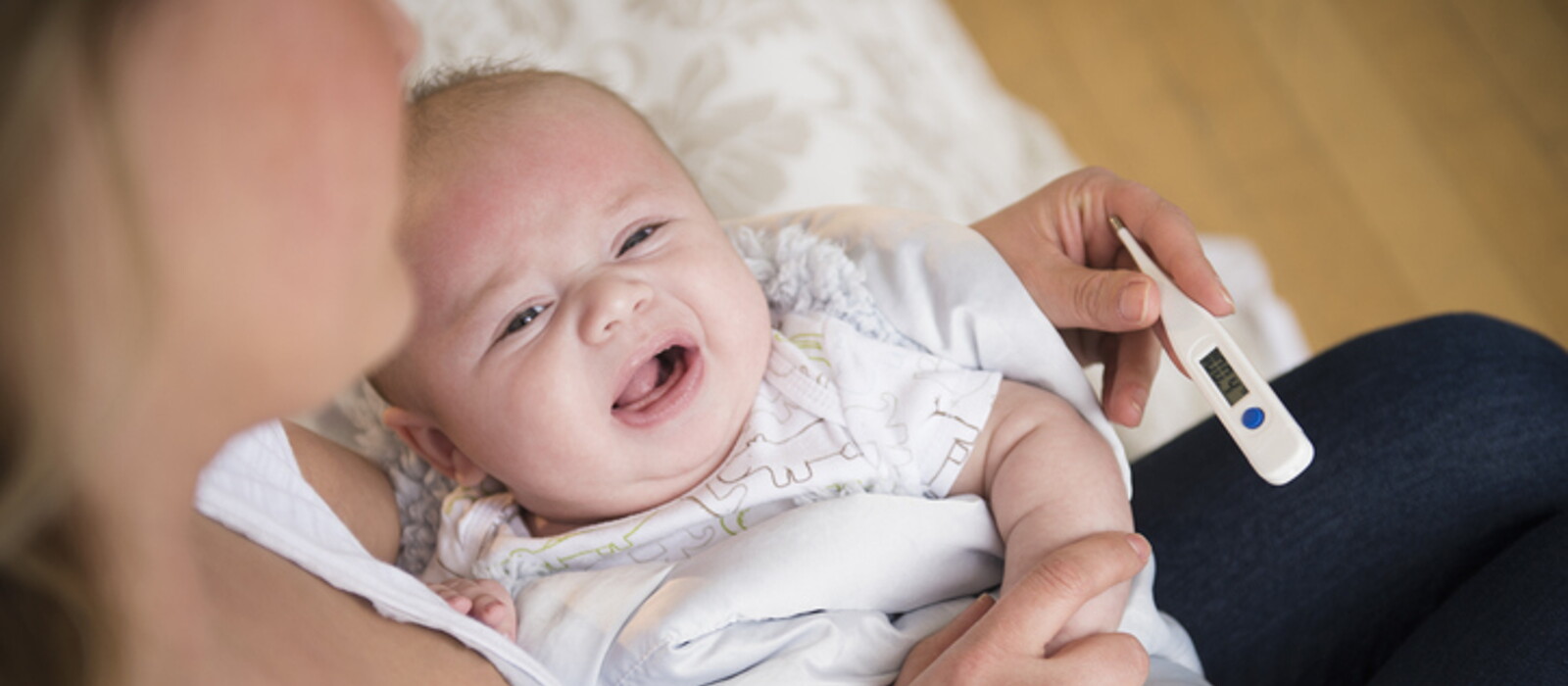 ลูกเป็นไข้ตอนกลางคืนกลางวันปกติ พร้อมวิธีดูแลเมื่อลูกมีไข้ตอนกลางคืน